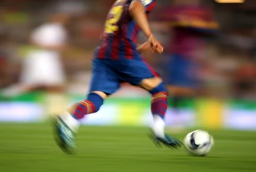 Fodboldspiller i aktion på banen